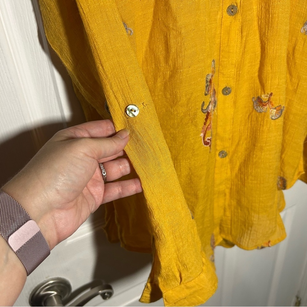 Fig and Flower Mustard Yellow Collard Embroidered floral button up Size Medium - Picture 3 of 14